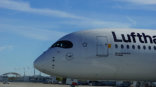Die Lufthansa rollt zur Startbahn